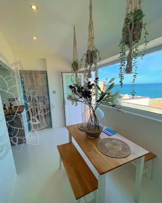 Beach Front Apartment Gibraltar Eksteriør bilde